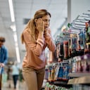 Una madre de familia al percatarse de los precios de los útiles escolares