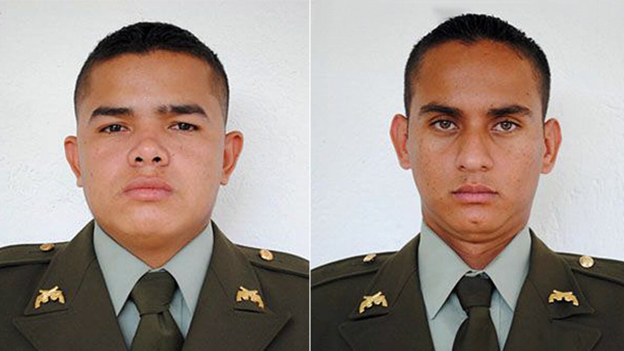 Los patrulleros Edilfre David Freile Laverde (izq.) y Jhonatan Ortiz Meneses (der.), muertos tras un atentado en Cauca.