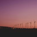 Un estudio reciente detalla los aspectos clave para diversificar la matriz energética, abordando tanto las inversiones necesarias, las exigencias ambientales y la creciente demanda de energía en la región.