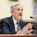 Para Corficolombiana, aunque la quiebra del SVB parece ser un caso aislado, es tan preocupante como para poner a la Reserva Federal, presidida por Jerome Powell, en un modo de mayor precaución frente a su respuesta de política monetaria. El Banco de la República dijo que los efectos de la crisis sobre la economía colombiana han sido limitados.