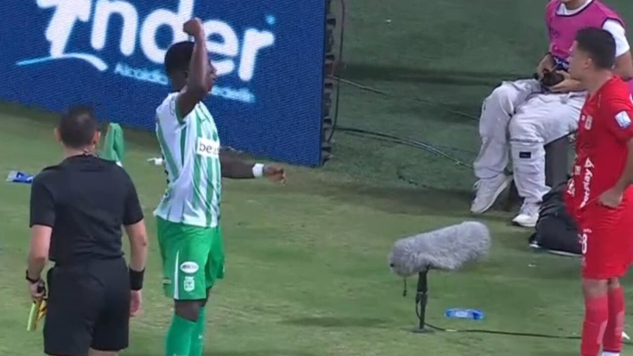 Hinestroza aprovechó su salida para festejar lo que estaba siendo la victoria.