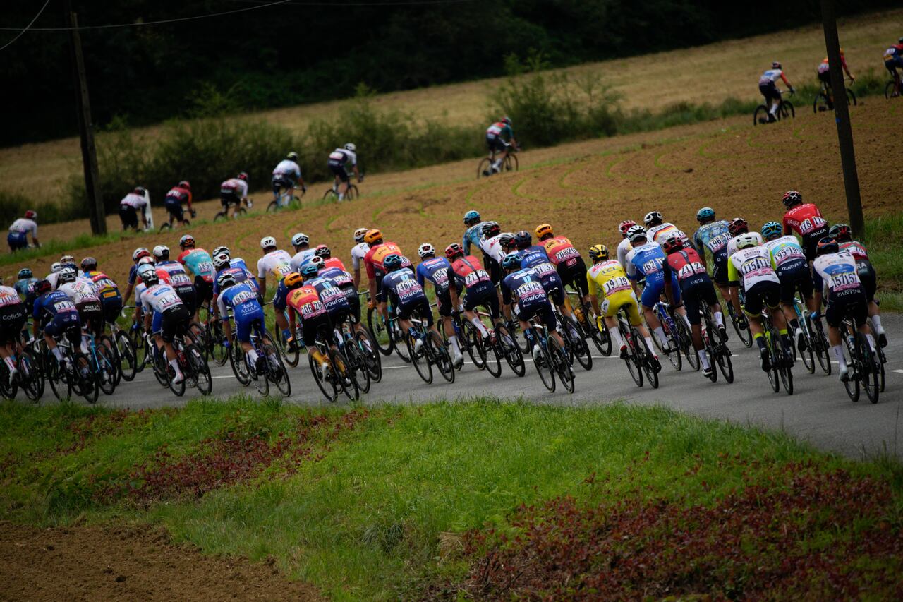 La manada con el británico Adam Yates, vistiendo la camiseta amarilla de líder general, recorre la quinta etapa de la carrera ciclista del Tour de Francia de más de 163 kilómetros (101 millas) con inicio en Pau y final en Laruns, Francia, el miércoles 5 de julio de 2023. (Foto AP/Daniel Cole)