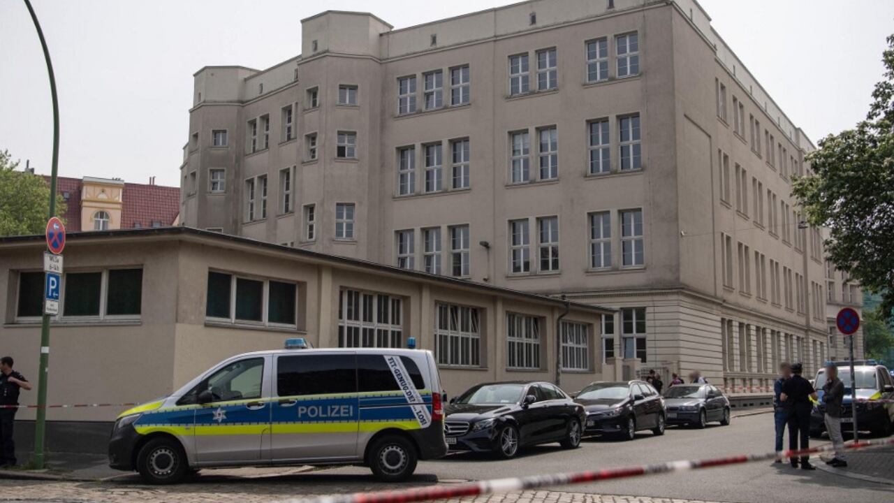 La policía acudió de manera inmediata al colegio donde se reportó el tiroteo en una población al norte de Alemania