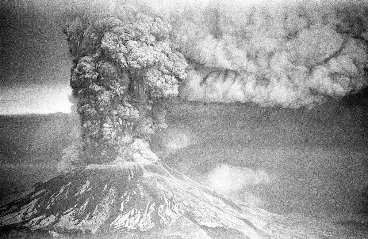 Monte Santa Helena envía una nube de cenizas, humo y escombros hacia el cielo a medida que estalla. El 18 de mayo de 2020 es el 40 aniversario de la erupción que mató a más de 50 personas y arrasó a más de 1.300 pies del pico de la montaña. Foto AP / Jack Smith.