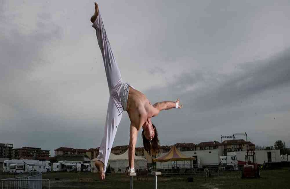 Alyn Valeriou muestra su número en el Circo Romina Orfei, estacionado en San Nicola la Strada, cerca de Nápoles. Alyn y su esposa Anamaria están pensando en abandonar el circo para abrir una granja educativa. AP-Alessandra Tarantino