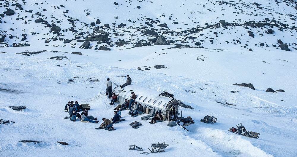 'La sociedad de la nieve' cuenta la historia de un grupo de jugadores del equipo de rugby Old Christians Club, que sobrevivieron durante más de 70 días al vuelo 571 de la Fuerza Aérea Uruguaya en la cordillera de los Andes, en 1972.
