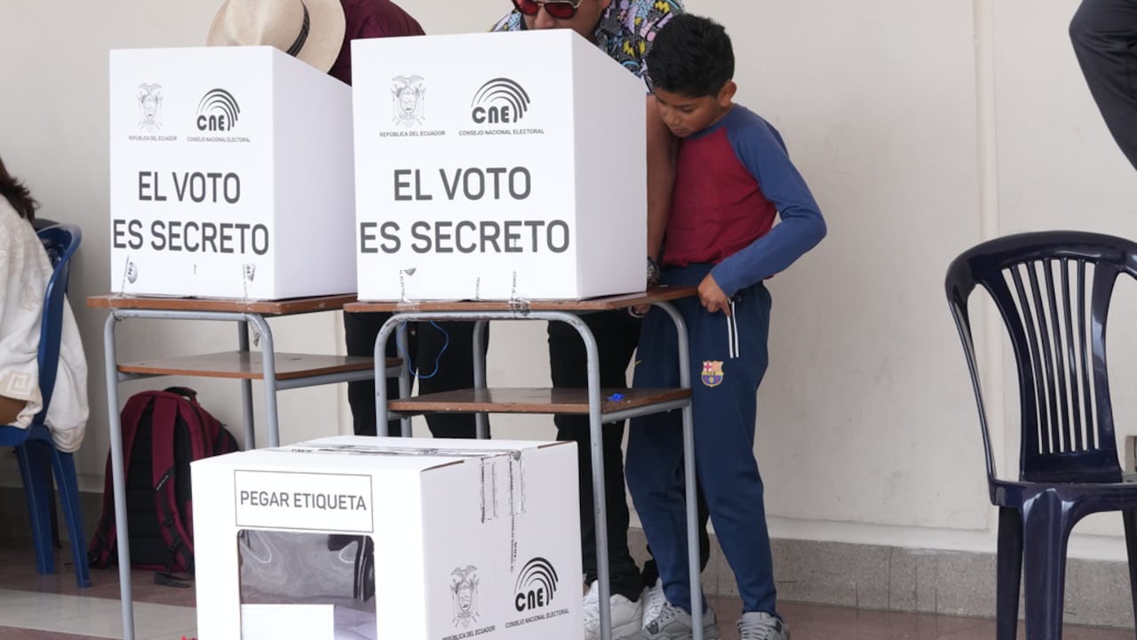 Los ciudadanos votan en referendo sobre si permitir bases militares extranjeras en el país y reescribir la constitución a través de una asamblea constituyente.