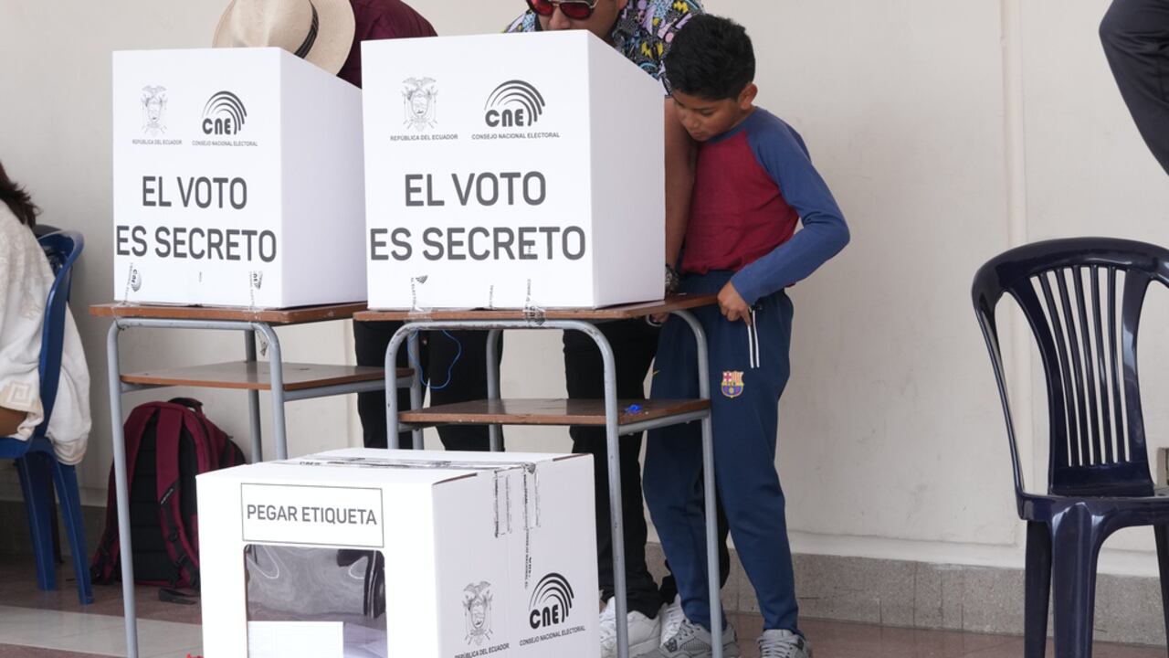 Los ciudadanos votan en referendo sobre si permitir bases militares extranjeras en el país y reescribir la constitución a través de una asamblea constituyente.