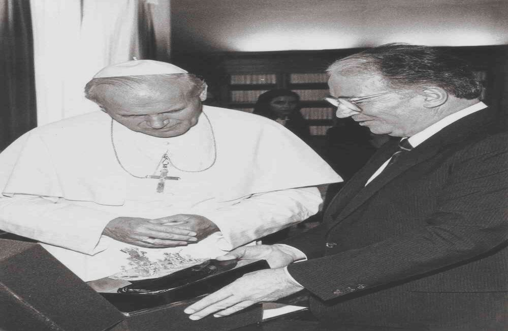 El segundo papa en visitar el país fue el polaco Juan Pablo II, en 1986. Llegó a Bogotá el primero de julio. Fue recibido por el presidente Belisario Betancur y, al igual que Paulo VI, besó el suelo colombiano. Archivo SEMANA.