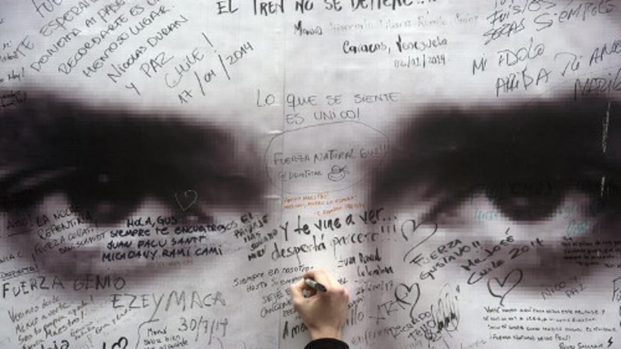 Gustavo Cerati alcanzó la cima del rock en español frente a la banda Soda Stereo, una de las más populares de América Latina, y mantuvo durante cuatro años en vilo a sus miles de fans tras quedar en coma por un accidente cerebrovascular del que no despertó.