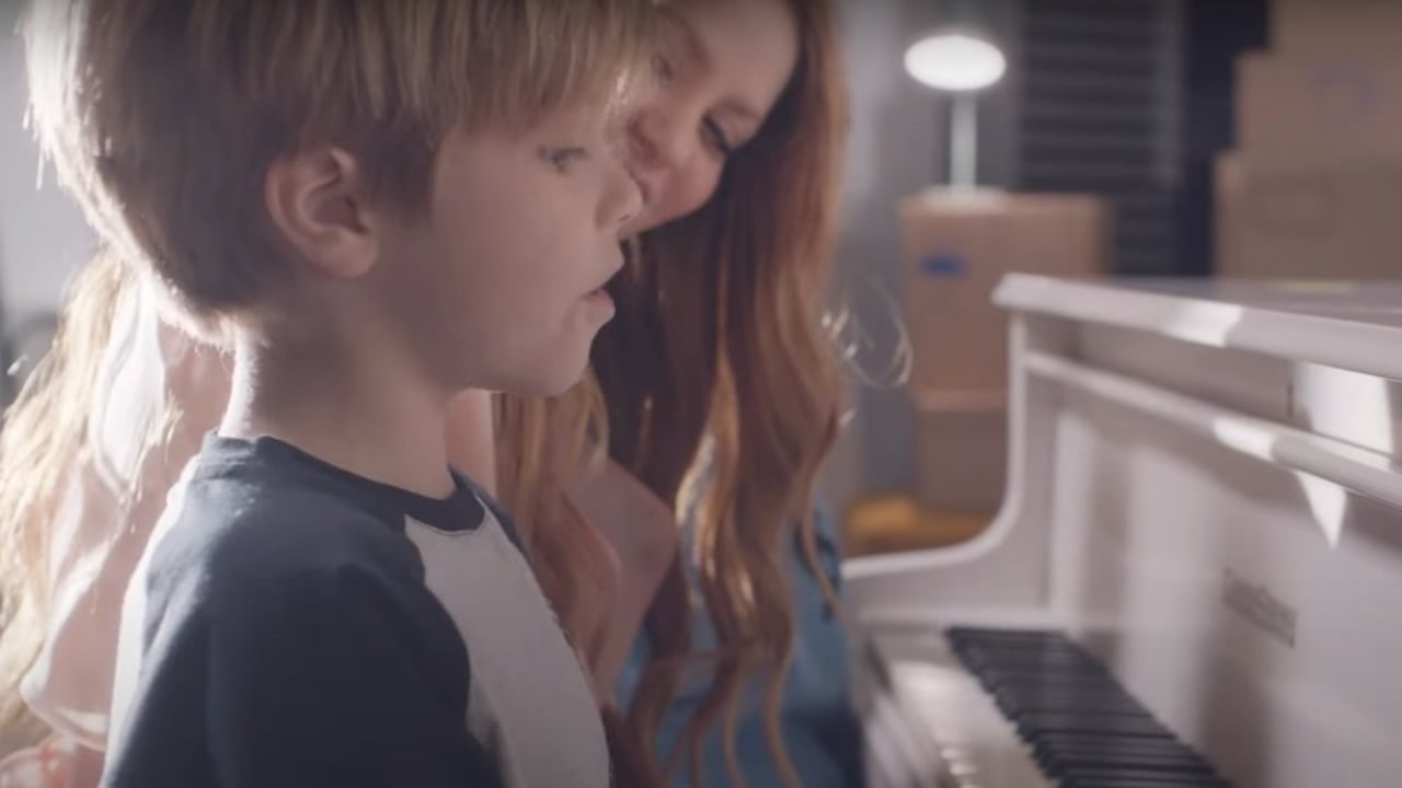 La cantante involucró a sus hijos en uno de sus más recientes sencillos, 'Acróstico'.