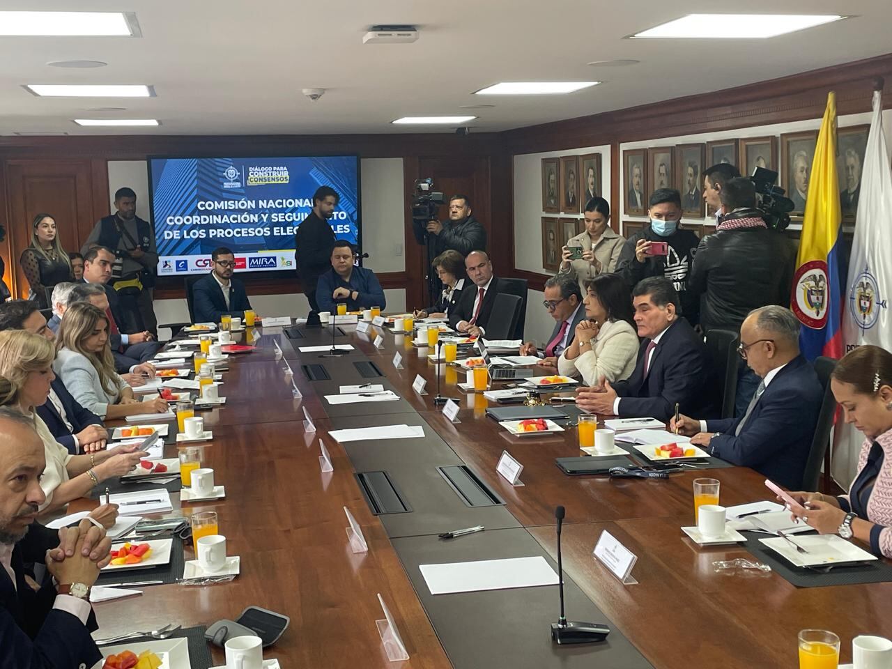 Comisión Nacional de Coordinación y Seguimiento de los Procesos Electorales se desarrolla en la Procuraduría con presencia de varios líderes políticos.