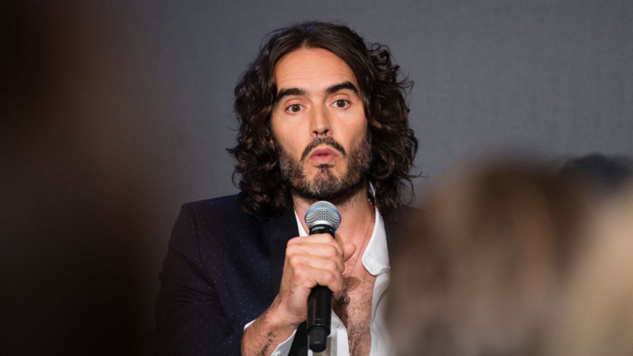 Russell Brand se declaró inocente de los cargos por los que se le acusan.