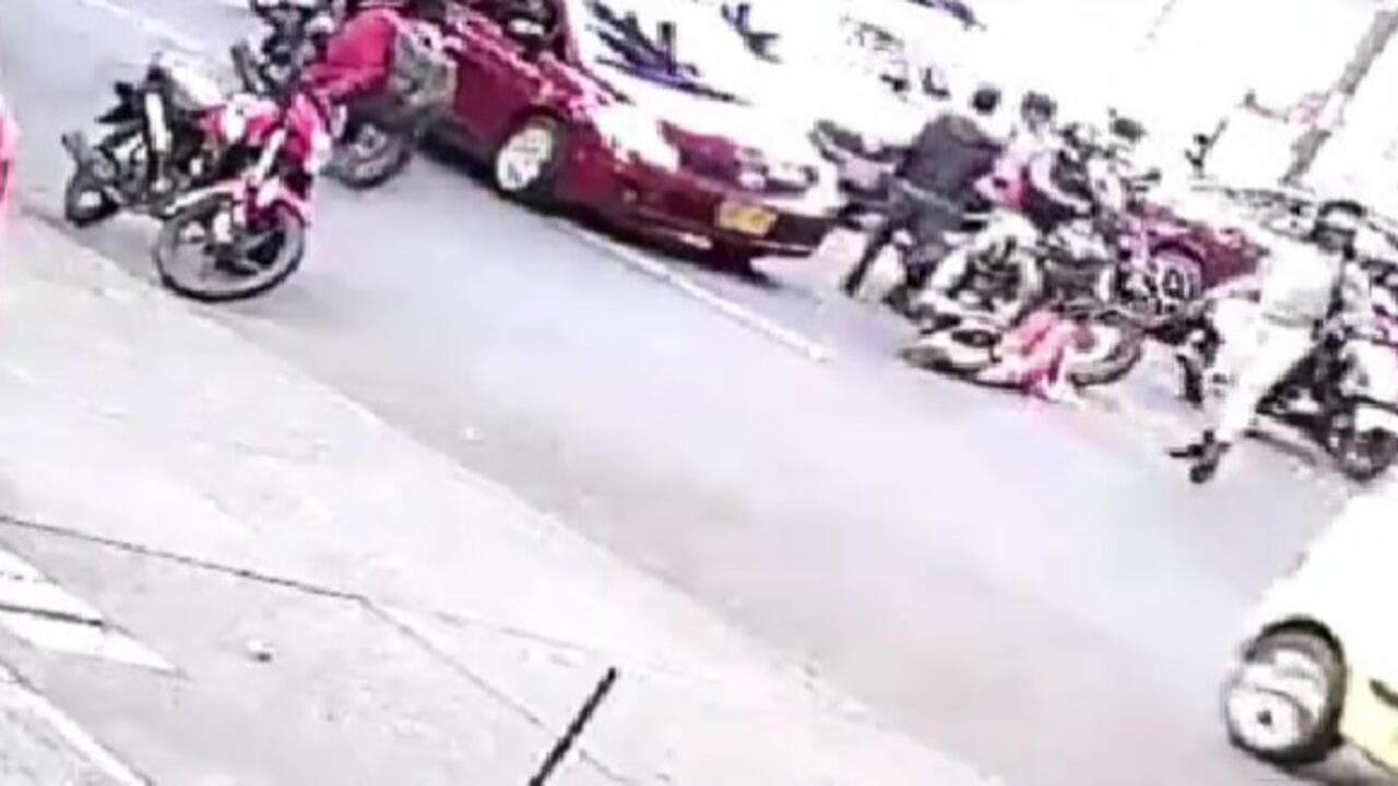 La mujer fue socorrida por quienes pasaban por el lugar del accidente.