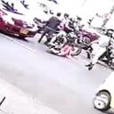 La mujer fue socorrida por quienes pasaban por el lugar del accidente.