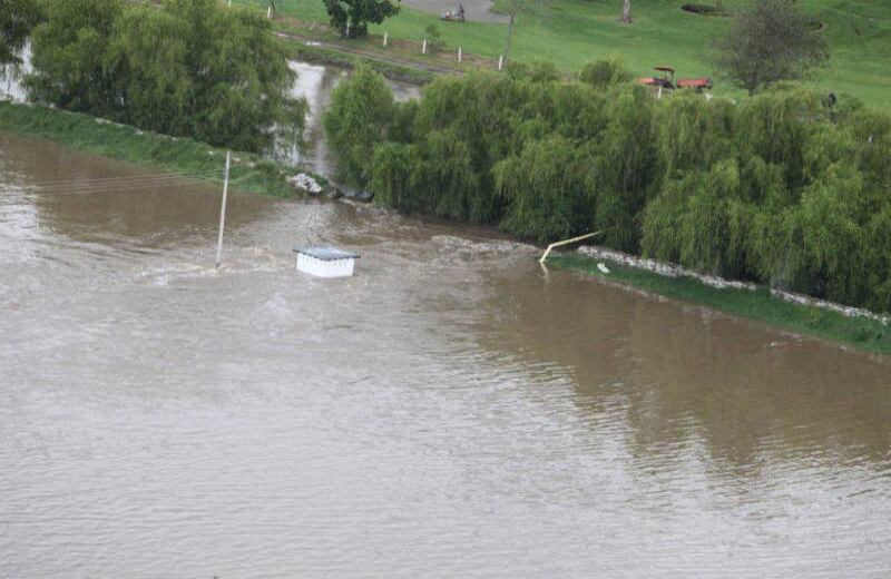 El nivel del río Bogotá y sus afluentes están sobre su cota máxima. Sectores del norte de Bogotá y el municipio de Chía están afectados.