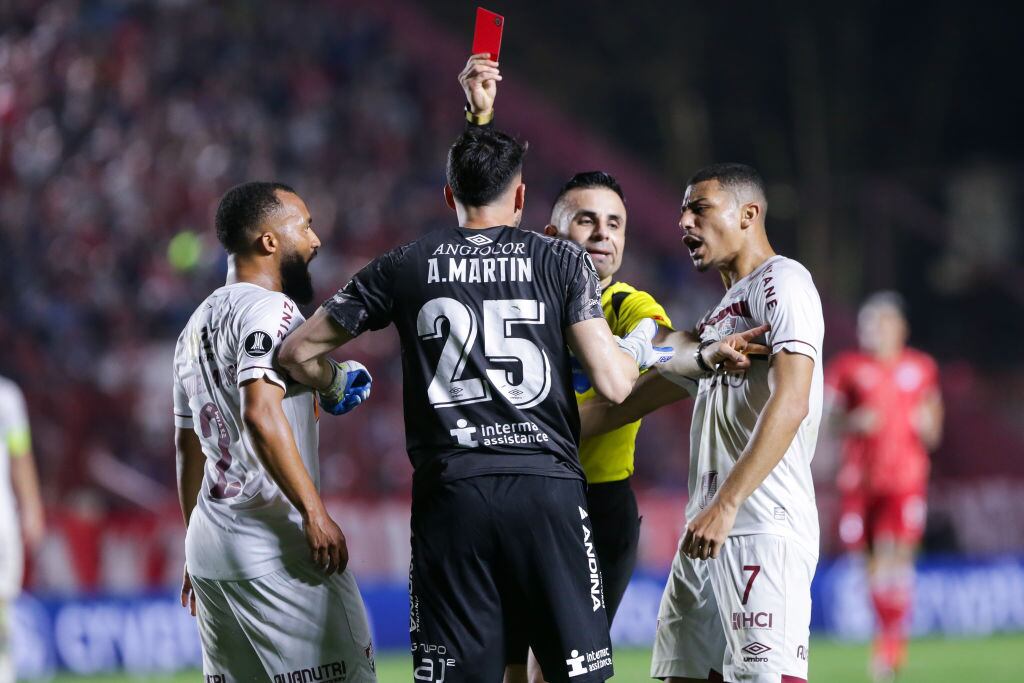 Alexis Arias también se fue expulsado en el partido entre Argentinos Juniors y Fluminense