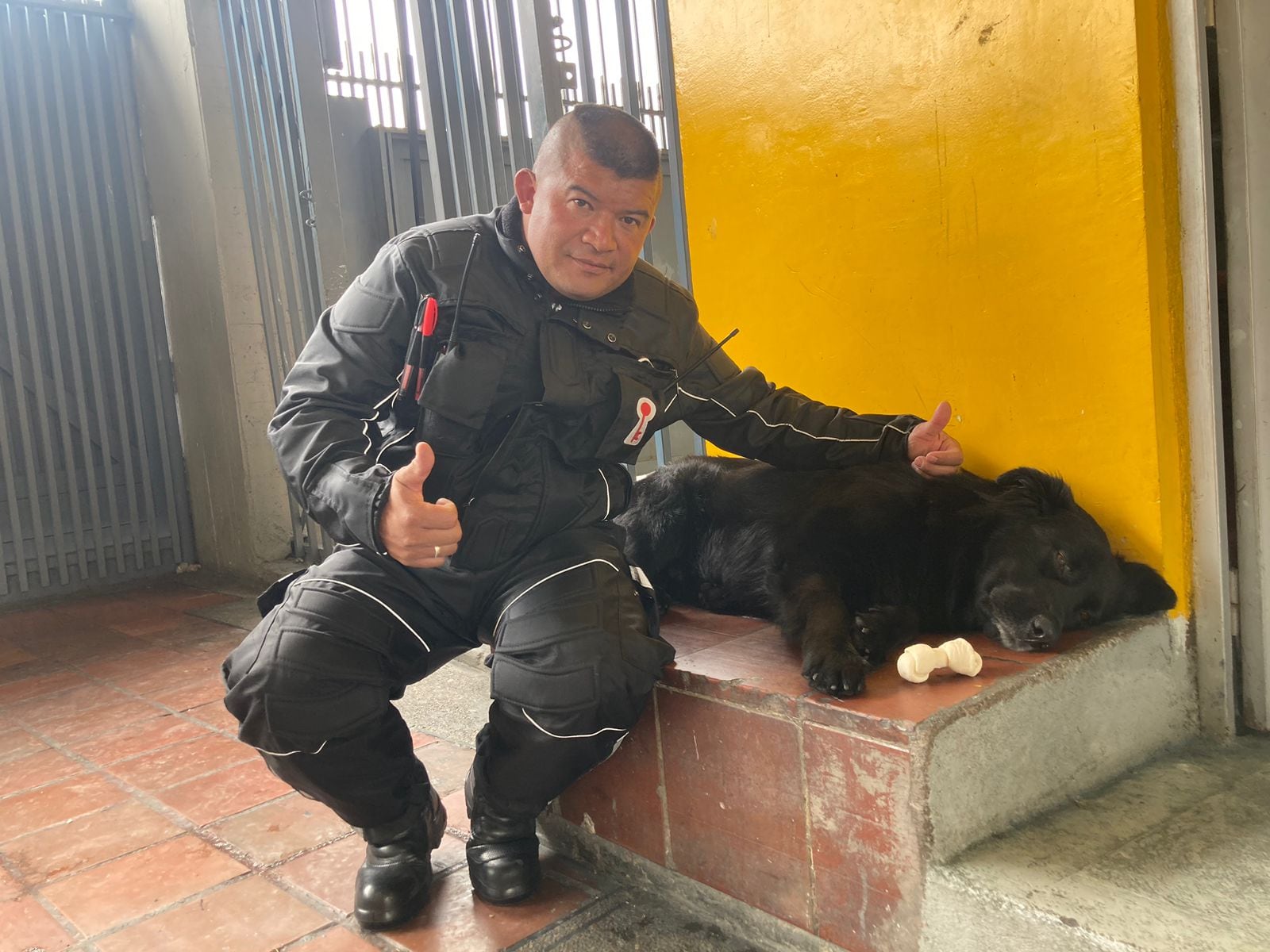 Óscar Agustín Fonseca Soto, vigilante del estadio con Tony Camacho
