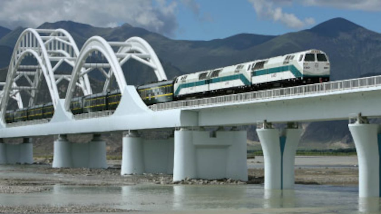Este es el ferrocarril más alto del mundo, en el Tíbet, que recorre casi 2.000 kilómetros y en cuya construcción participó una de las empresas chinas que quieren ingresar al país.