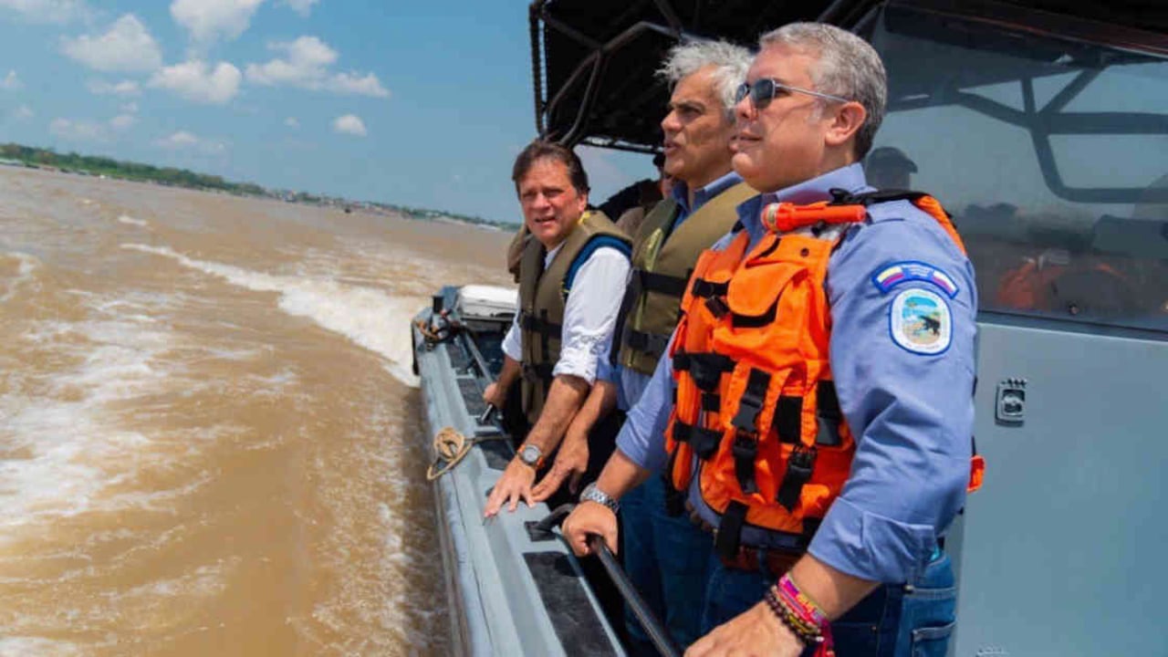 El presidente Duque, en compañía del ministro de ambiente y del director de gestión el riesgo recorrió el río Amazonas. Foto: Presidencia de la República