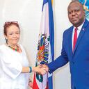 Vilma Velásquez, esposa de un militante del M-19, tiene el Consulado de Colombia en Puerto Príncipe hecho un caos.