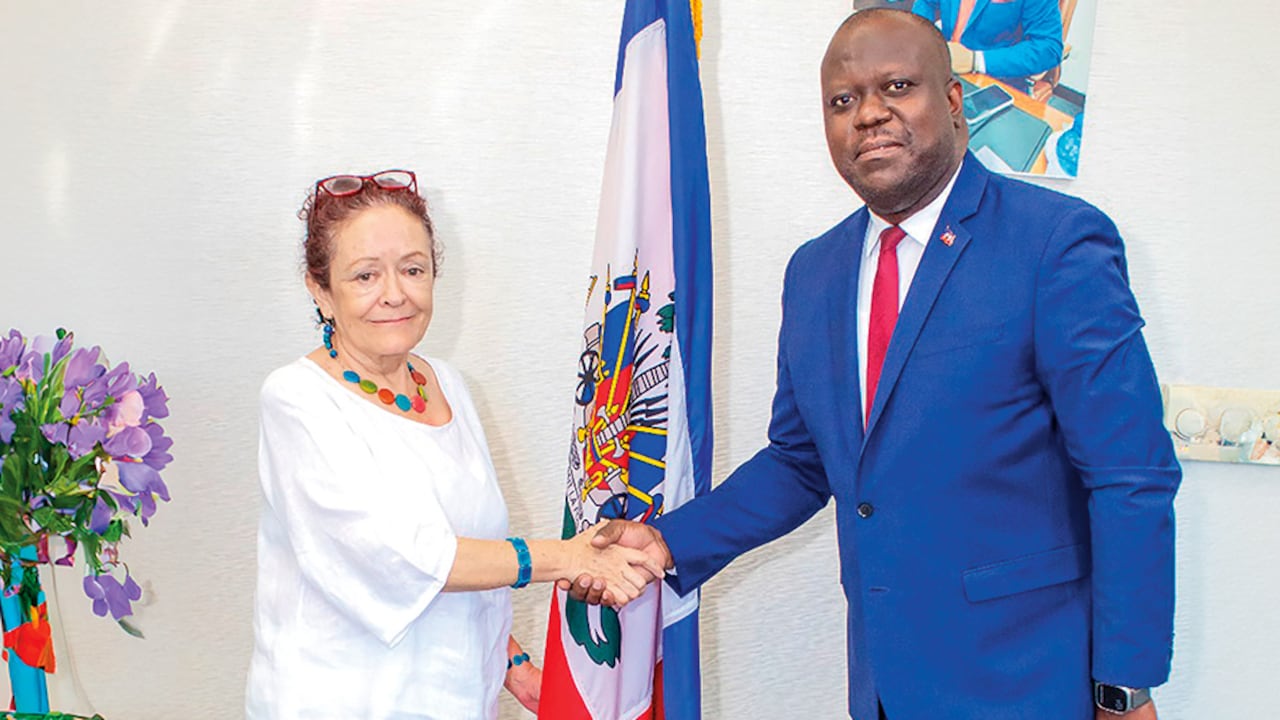 Vilma Velásquez, esposa de un militante del M-19, tiene el Consulado de Colombia en Puerto Príncipe hecho un caos.