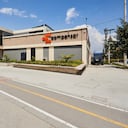 El nuevo Centro de Desarrollo Infantil cuenta con una infraestructura de 2.215 metros cuadrados distribuidos en 16 salones, un aula múltiple, comedor, cocina, parque infantil y terraza de juegos, entre otros espacios.