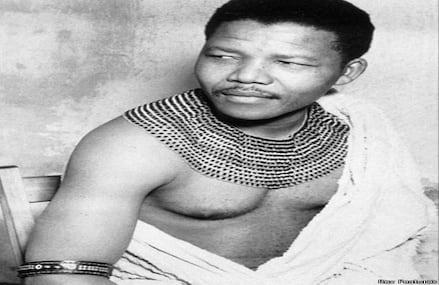 Mandela nació en 1918 en el este del país, en la localidad de Umtata, donde su padre era jefe de un clan local. Se trasladó a Johannesburgo, donde inició su carrera como abogado y se unió al partido Congreso Nacional Africano (ANC, por sus siglas en inglés) para luchar contra el apartheid.