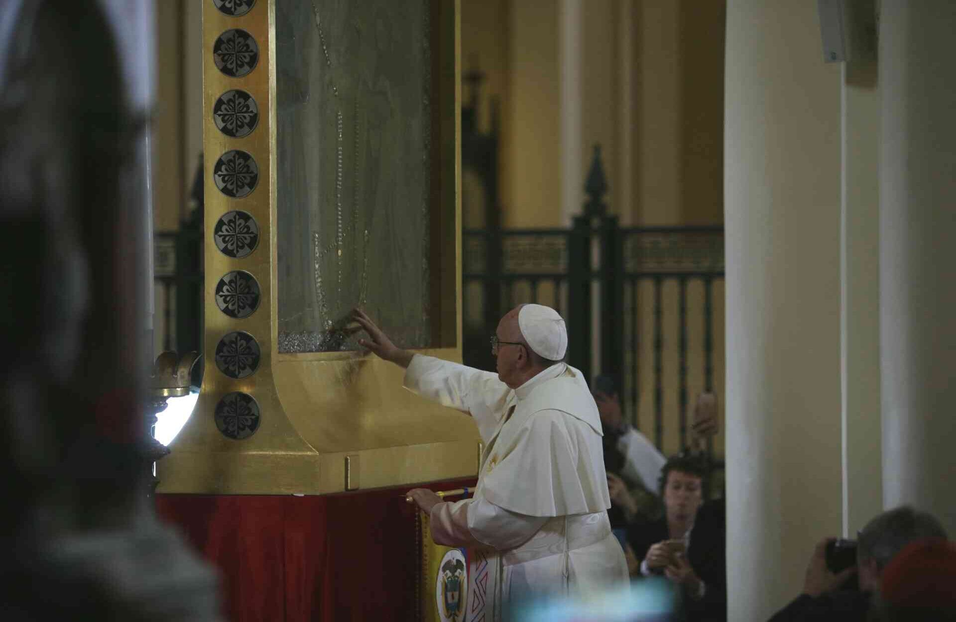 Papa Francisco en la Catedral Primada frente a la Virgen de Chiquinquirá. Foto: Juan Carlos Sierra// SEMANA 