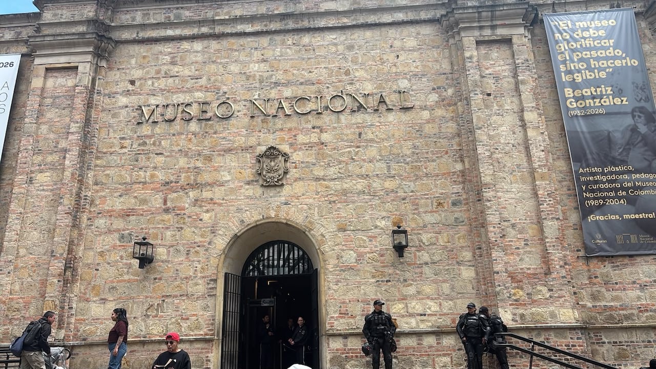El retiro de las obras generó controversia en distintos sectores políticos y motivó acciones de tutela que buscaban proteger derechos fundamentales como la libertad de expresión, la memoria histórica y el acceso a la cultura.