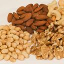 Nueces: Tienen las propiedades de las proteínas y también las virtudes de las grasas. Por lo que además de ayudarte a concentrar y a responder rápido en tu trabajo y estudio, ayudan a que el cerebro funcione correctamente.