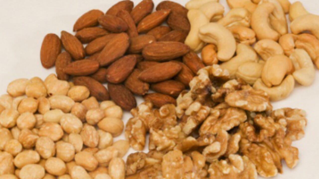 Nueces: Tienen las propiedades de las proteínas y también las virtudes de las grasas. Por lo que además de ayudarte a concentrar y a responder rápido en tu trabajo y estudio, ayudan a que el cerebro funcione correctamente.