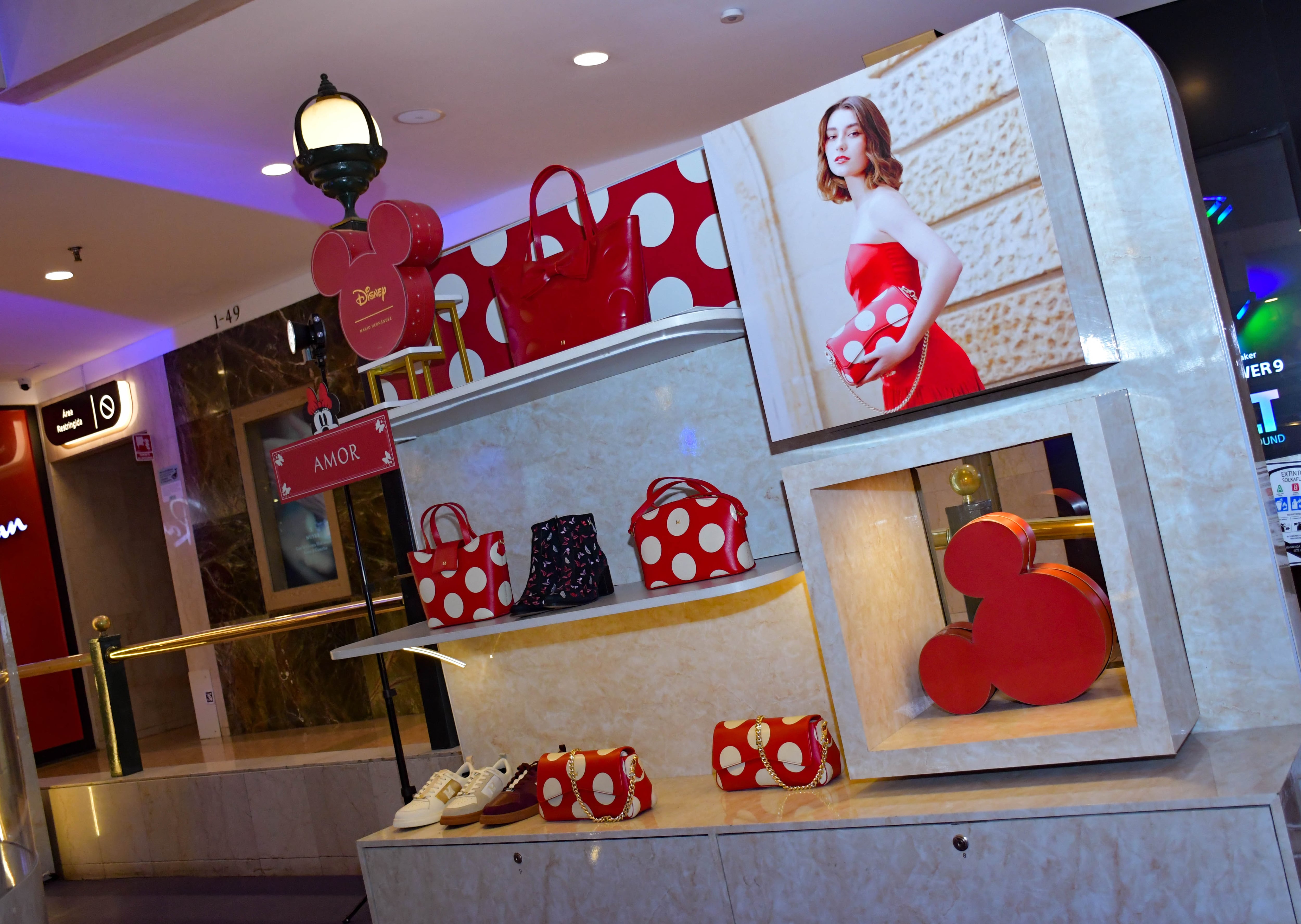 La colaboración con Disney incluye prendas de ropa, zapatos, accesorios y decoración.