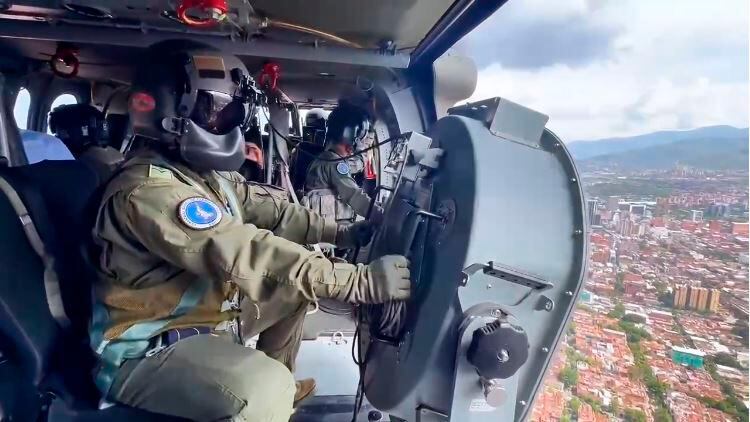 Con el uso de helicópteros tipo UH-60 Black Hawk, la policía realizará patrullajes y perifoneo aéreo.