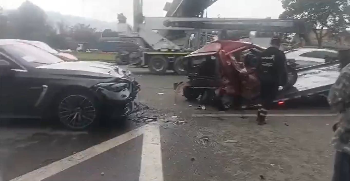 Grúas recogen automóviles implicados en en accidente en la Autopista Norte - X (@BogotaTransito)