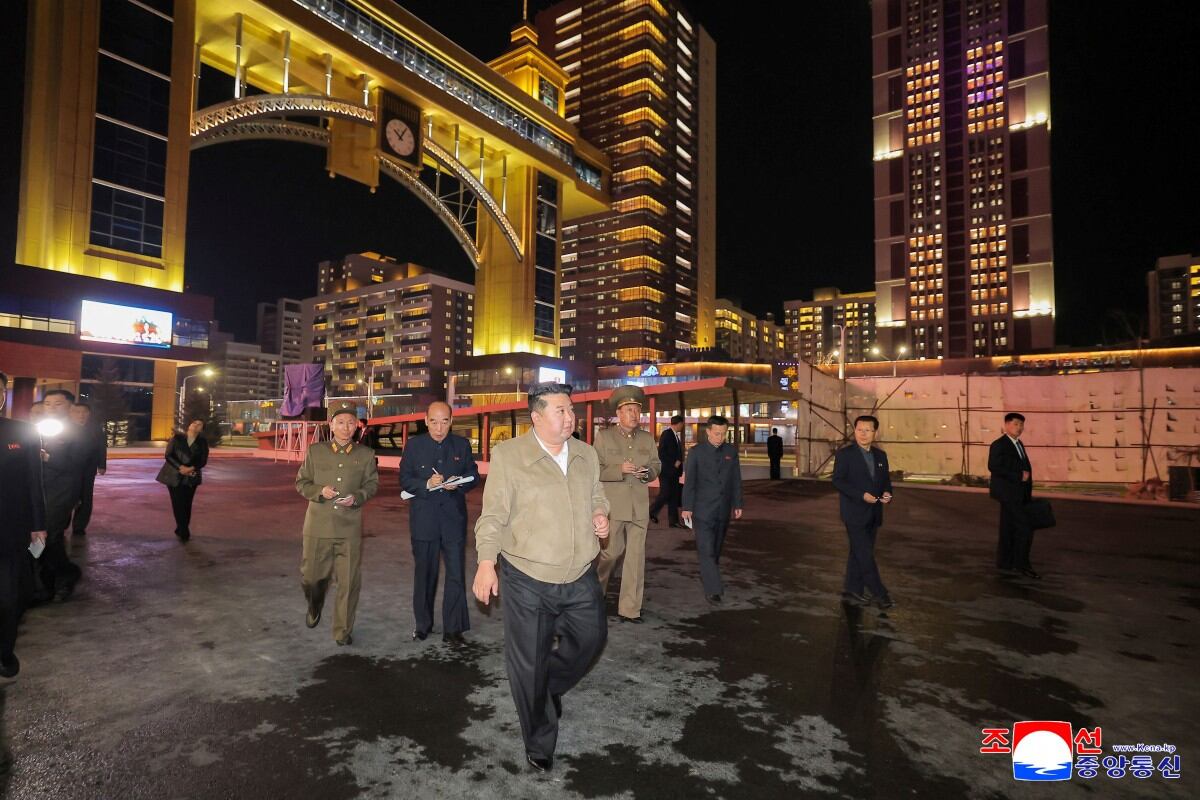 Esta fotografía tomada el 3 de abril de 2025 y publicada por la Agencia Central de Noticias Coreana (KCNA) oficial de Corea del Norte el 4 de abril de 2025 muestra al líder norcoreano Kim Jong Un (C) inspeccionando los preparativos para operar importantes instalaciones de servicios construidas en la sección de la tercera etapa del área de Hwasong en Pyongyang. (Foto de KCNA VIA KNS / AFP)