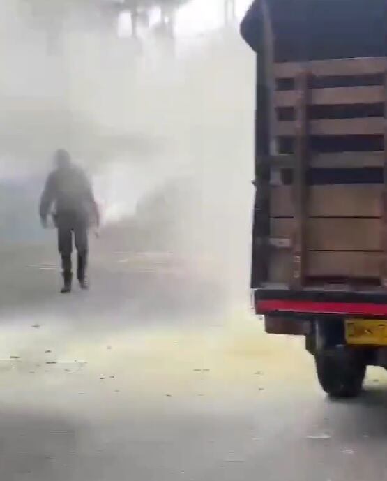 Una acción heroica de la Policía en Cali permitió poner a salvo a dos adultos mayores que se encontraban dentro de un vehículo en llamas.