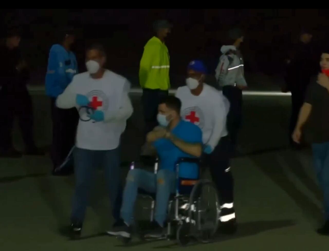 El preso resultó en una silla de ruedas ofrecida por 2 "miembros" de la Cruz Roja
