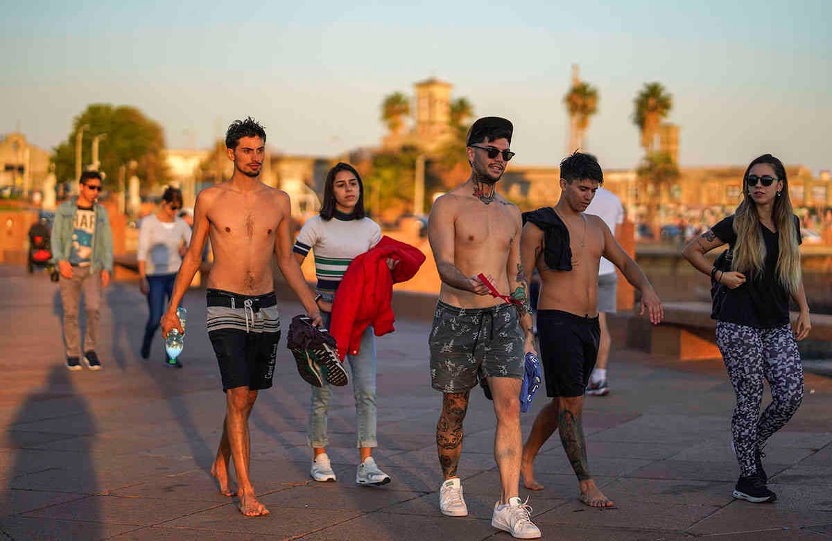 Los jóvenes dan un paseo por el paseo marítimo de Montevideo, en Uruguay. (Foto AP / Matilde Campodonico)