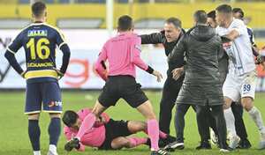 Presidente del Ankaragücü golpeó al juez por dar muchos minutos de adición
