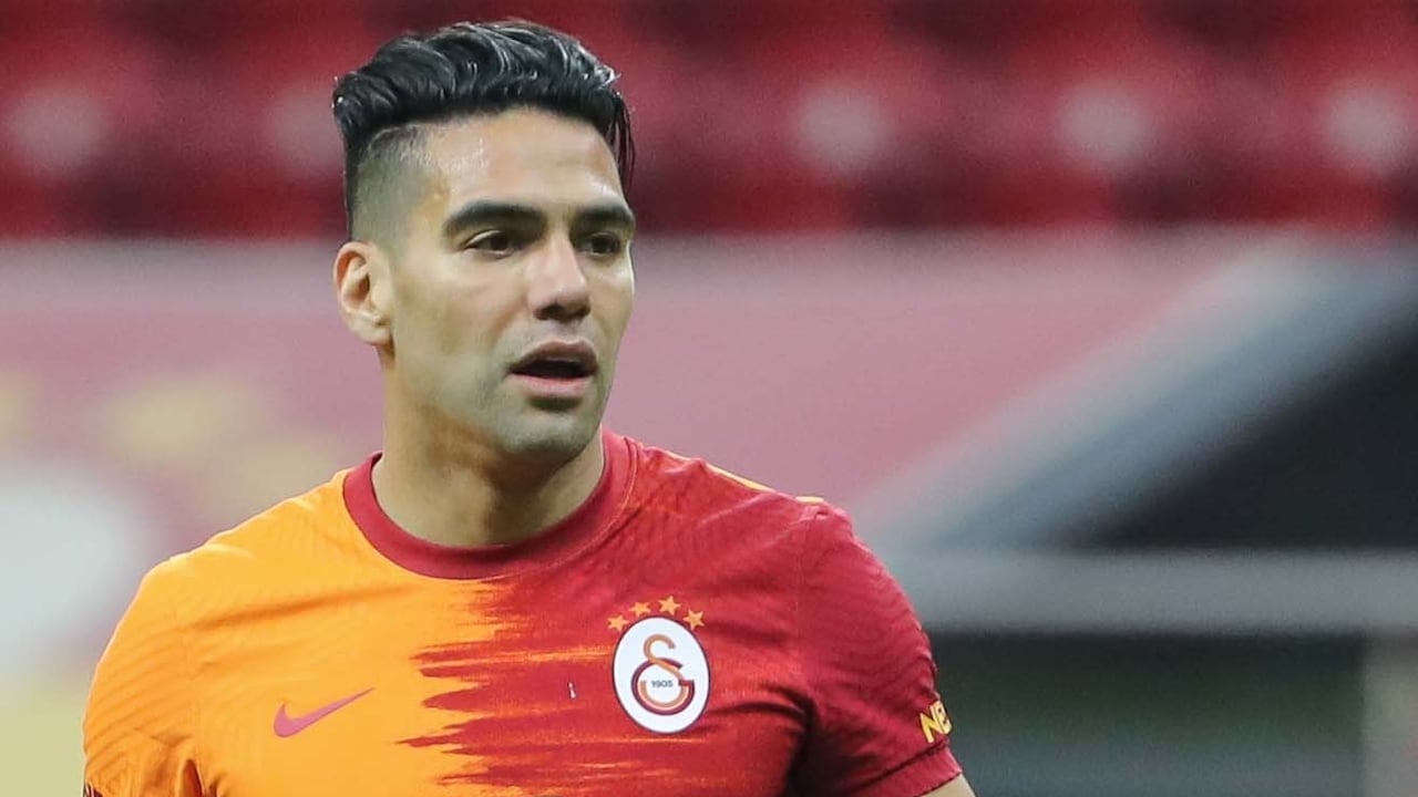 ISTANBUL, TURKEY - JANUARY 02: (BILD ZEITUNG OUT) Radamel Falcao of Galatasaray looks on during the Super Lig match between Galatasaray A.S and Antalyaspor on January 2, 2021 in Istanbul, Turkey. (Photo by Ahmad Mora/DeFodi Images via Getty Images)
