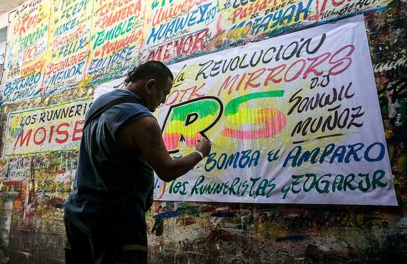 “El Runner”: el artista encargado de hacer los carteles de los “bailes” en la ciudad de Cartagena. Foto: Joaquín Sarmiento