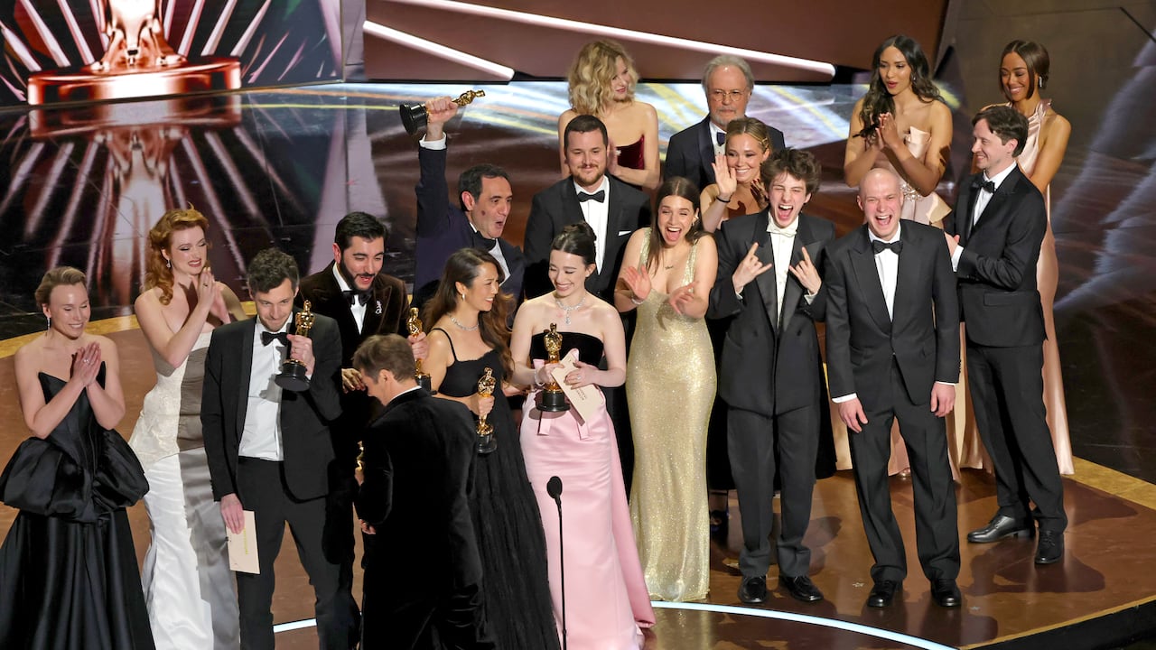 El elenco y el equipo de 'Anora' recibieron el premio a Mejor Película durante la 97.ª edición de los Premios Óscar, en 2025.