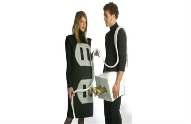 Si tiene una pareja y todavía no saben de qué disfrazarse, el enchufe sería una buena opción. 