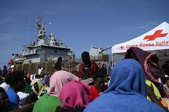 La mayoría de los inmigrantes, principalmente de origen africano, partieron de Túnez. Las personas que trabajan en la asistencia humanitaria se enfrentan a dificultades cada vez mayores a la hora de trasladar y acoger a personas en el hotspot, que normalmente podría albergar a 400 inmigrantes. (Foto de Valeria Ferraro/Agencia Anadolu vía Getty Images)