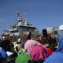 Migrantes esperan antes de ser trasladados al continente en la isla de Lampedusa, Italia, el 15 de septiembre de 2023. Ubicada en la ruta mediterránea que va de África a Europa, Lampedusa dio la bienvenida a casi 7000 inmigrantes irregulares que llegaron en las últimas 48 horas. (Foto de Valeria Ferraro/Agencia Anadolu vía Getty Images)