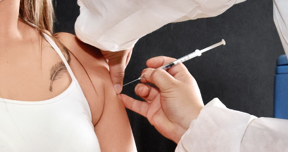 Un nuevo estudio realizado por el CDC sugiere que la vacunación brinda una protección más fuerte que la que se da con la infección.