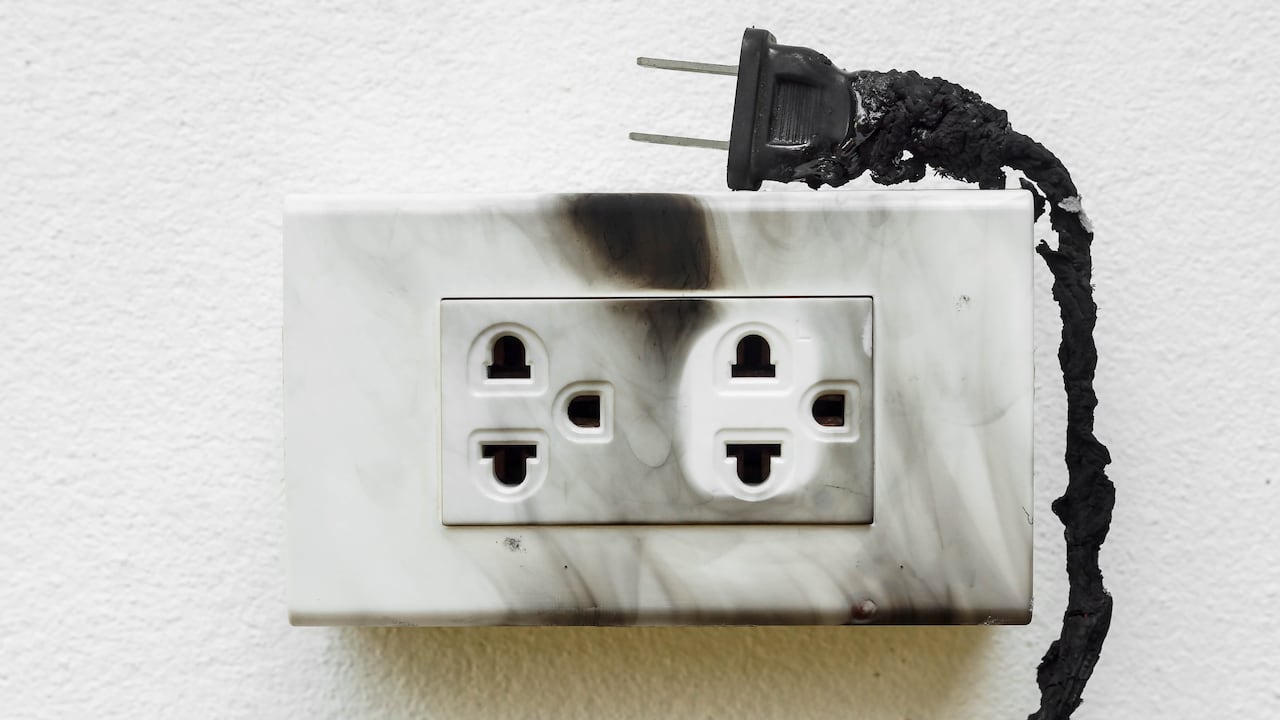 Estos picos suelen producirse cuando un rayo cae cerca de una línea eléctrica, provocando un aumento repentino en la carga eléctrica que fluye a través de los cables.