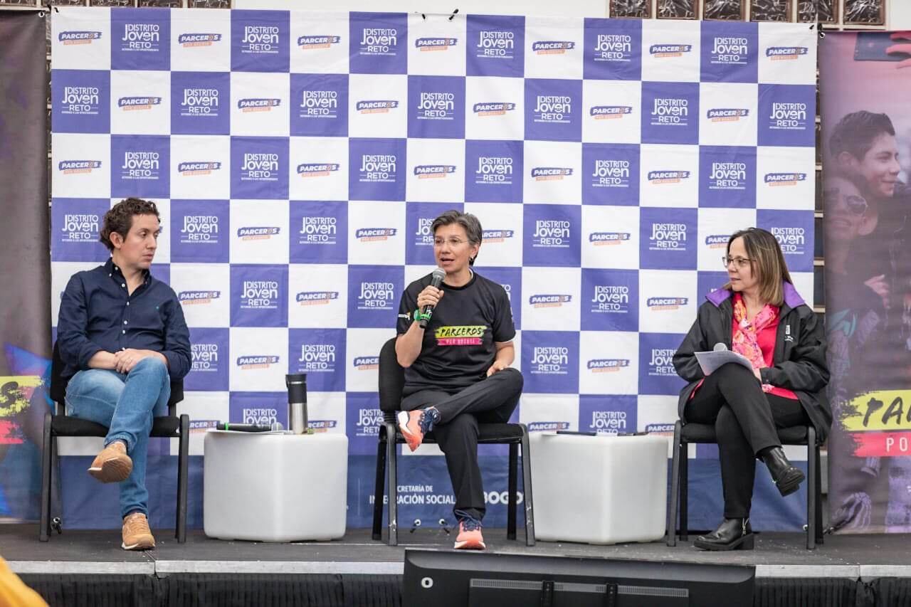 El secretario de Gobierno, Felipe Jiménez; la alcaldesa, Claudia López, y la secretaria de Integración Social, Margarita Barraquer.