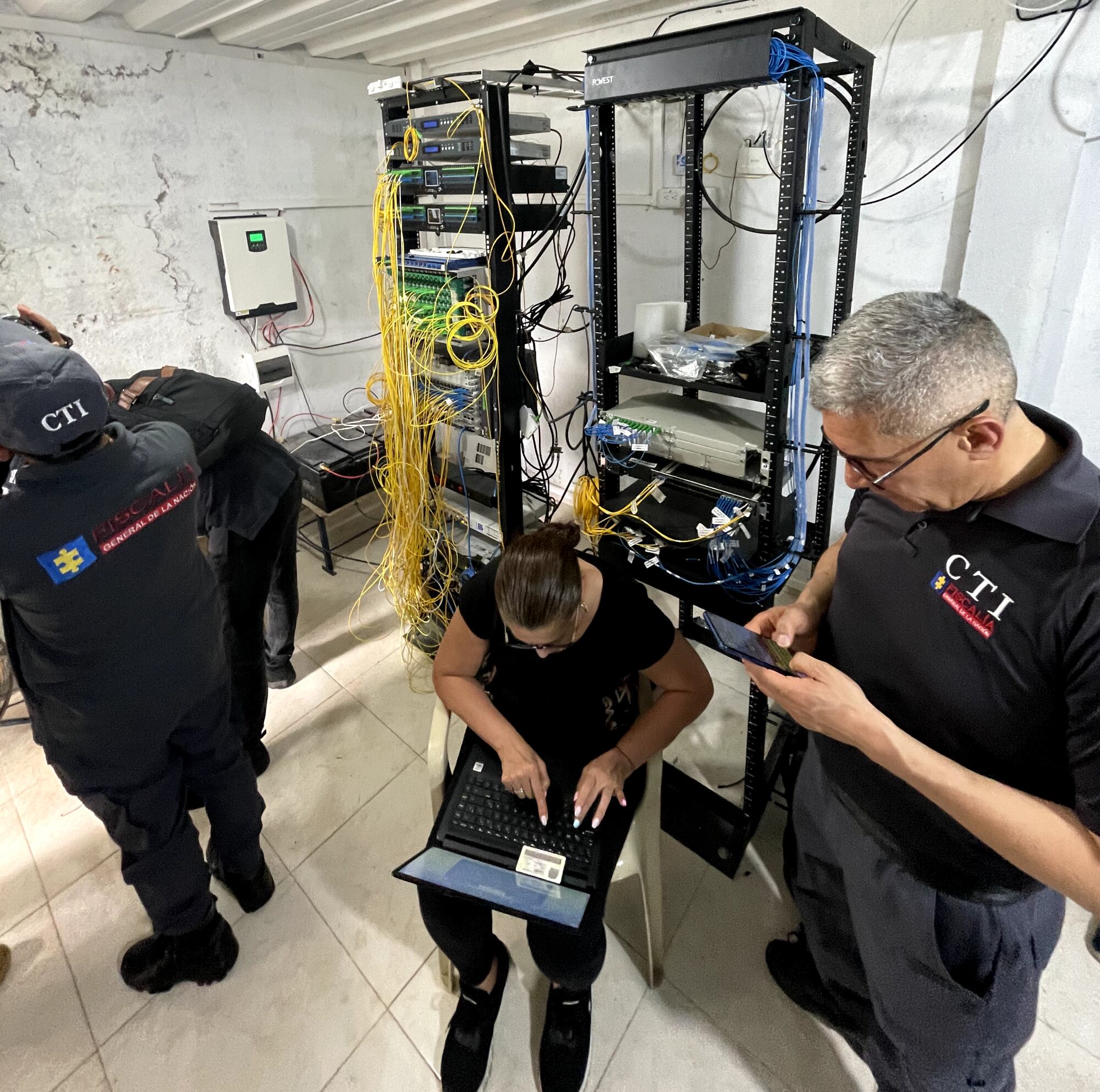 Se evidenció el funcionamiento o transmisión mediante equipos FTA (Free To Air), y distribuidos a más de 1.600 suscriptores en Tumaco y 1.200 suscriptores en La Plata, por lo que se realiza la incautación de los equipos de cómputo, decodificadores, y antenas.